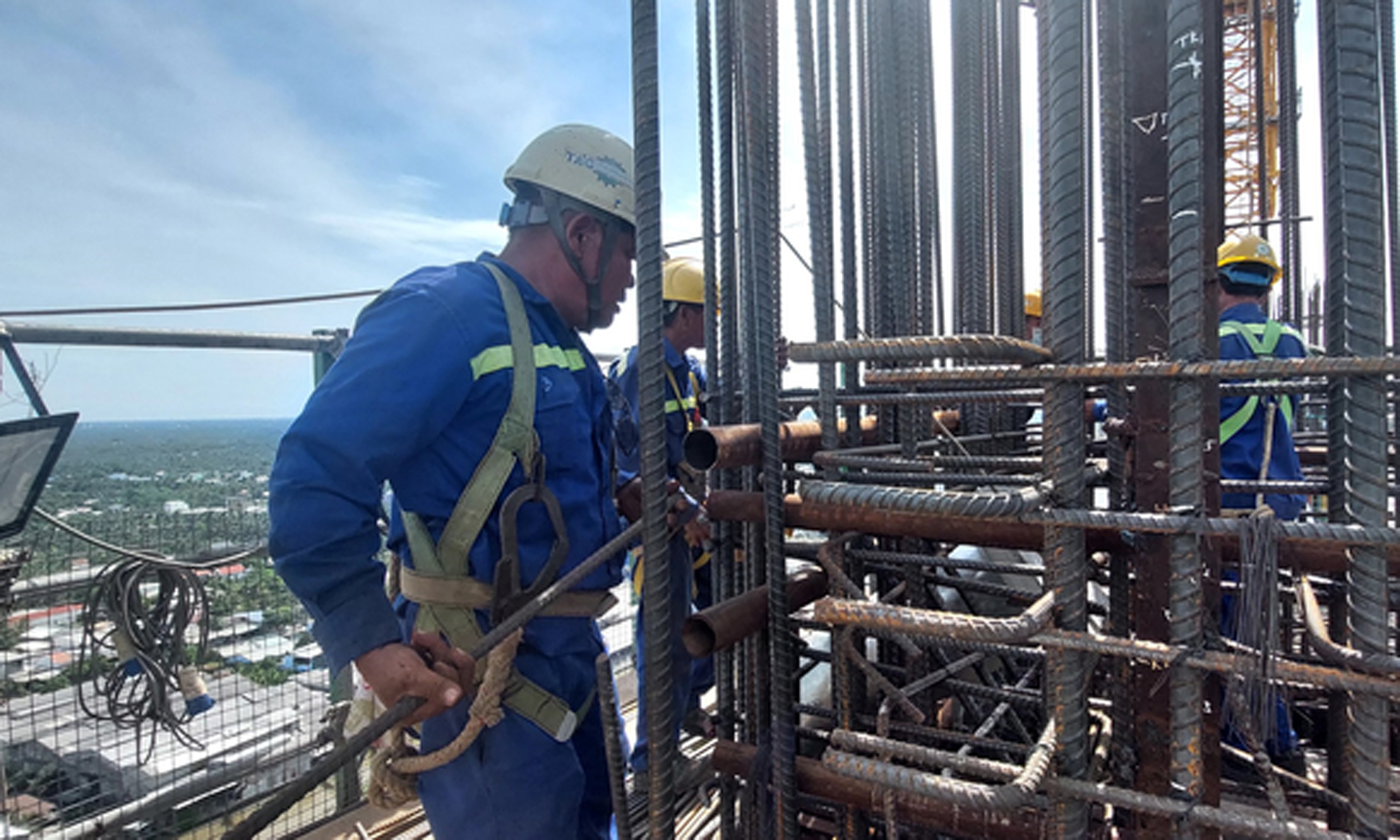 Đội ngũ kỹ sư, công nhân miệt mài thi công dưới nắng nóng có ngày hơn 40 độ C trên công trường cầu Rạch Miễu 2 - Ảnh: VGP/Nhật Thy