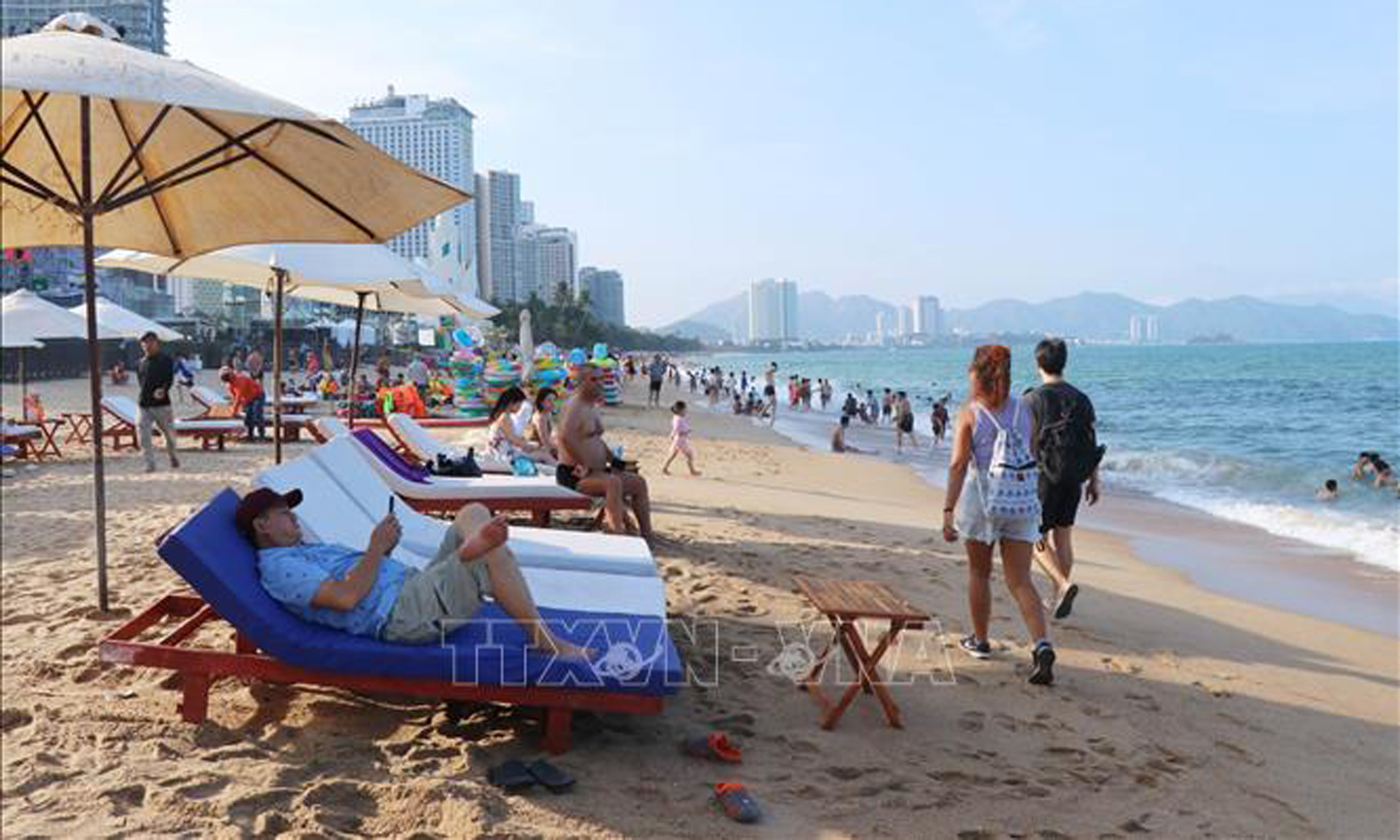 Nha Trang có bãi biển đẹp, thu hút du khách trong nước và quốc tế. Ảnh: Đặng Tuấn/TTXVN