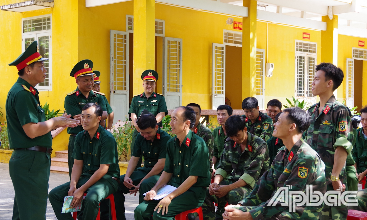 Đại tá Lê Văn Việt, Chính ủy Sư đoàn gặp gỡ, động viên QNDB mùa huấn luyện.