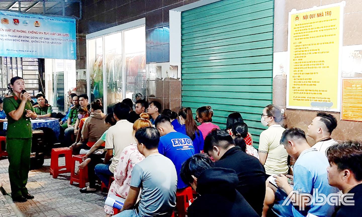 Tuyên truyền cho người dân, công nhân ở Khu công nghiệp Long Giang.