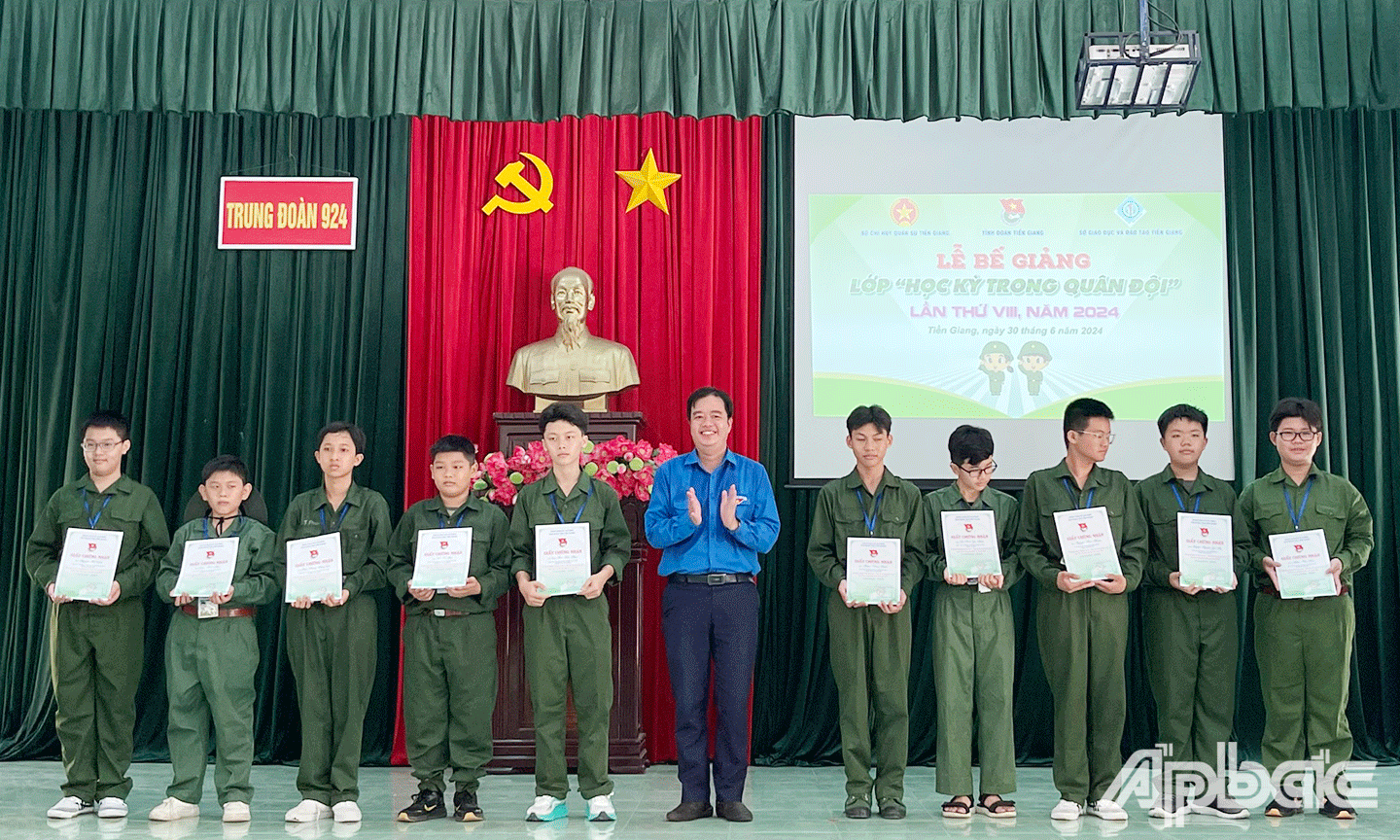 Ban Tổ chức đã trao Giấy chứng nhận cho 105 học viên tham gia lớp “Học kỳ trong Quân đội