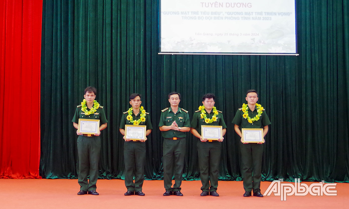 Bộ Chỉ huy BĐBP Tiền Giang tặng Danh hiệu “Gương mặt Trẻ tiêu biểu năm 2023” cho Thượng úy Bùi Ngọc Bảo (bìa phải). 