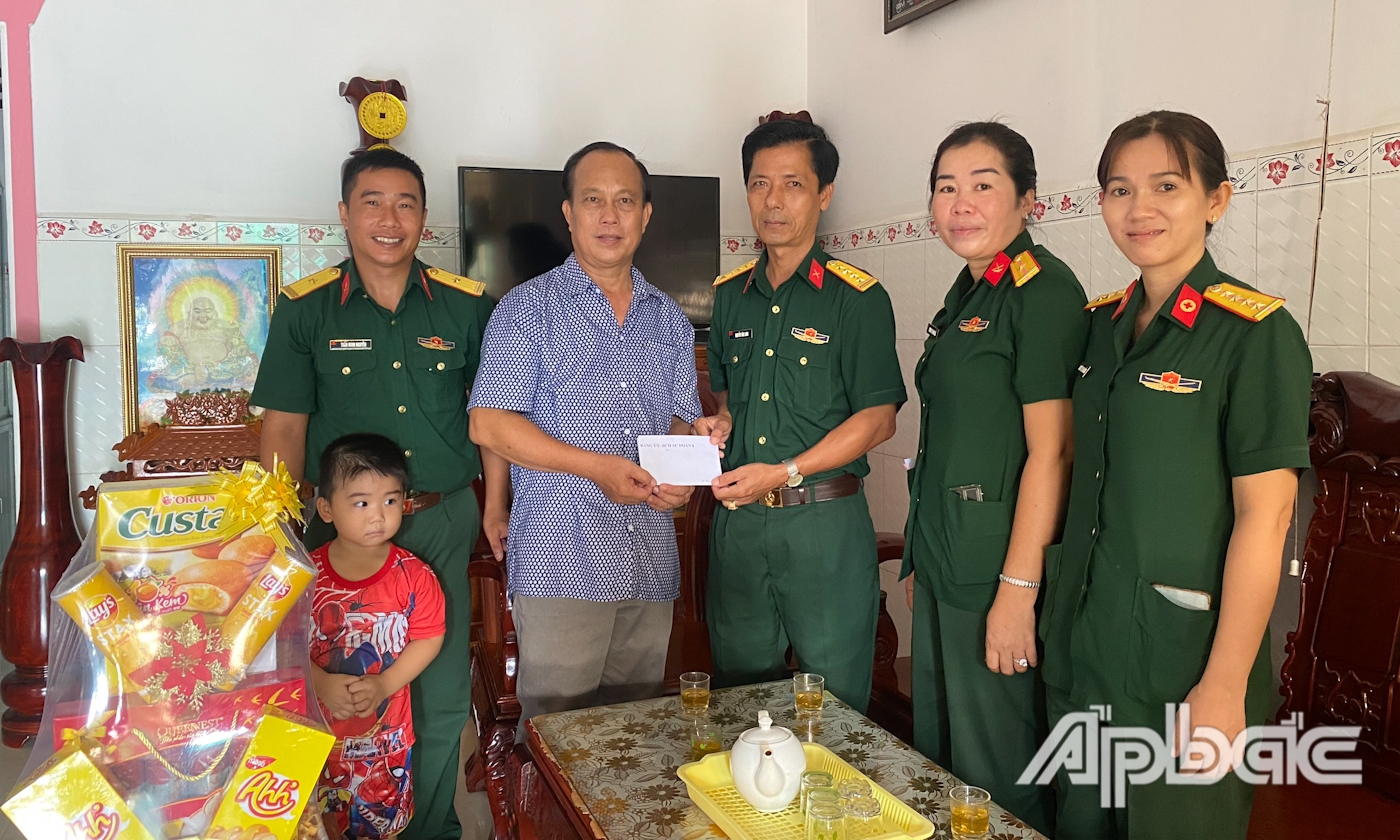 Sư đoàn 8 thăm, tặng quà các gia đình, đối tượng chính sách tại Tiền Giang