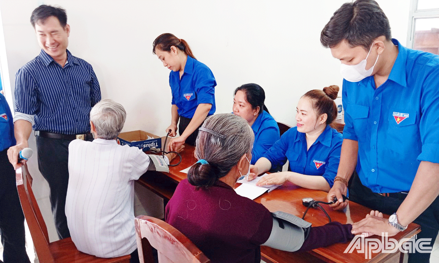 Khám bệnh, cấp thuốc, tư vấn sức khỏe cho người dân xã Thạnh Lộc