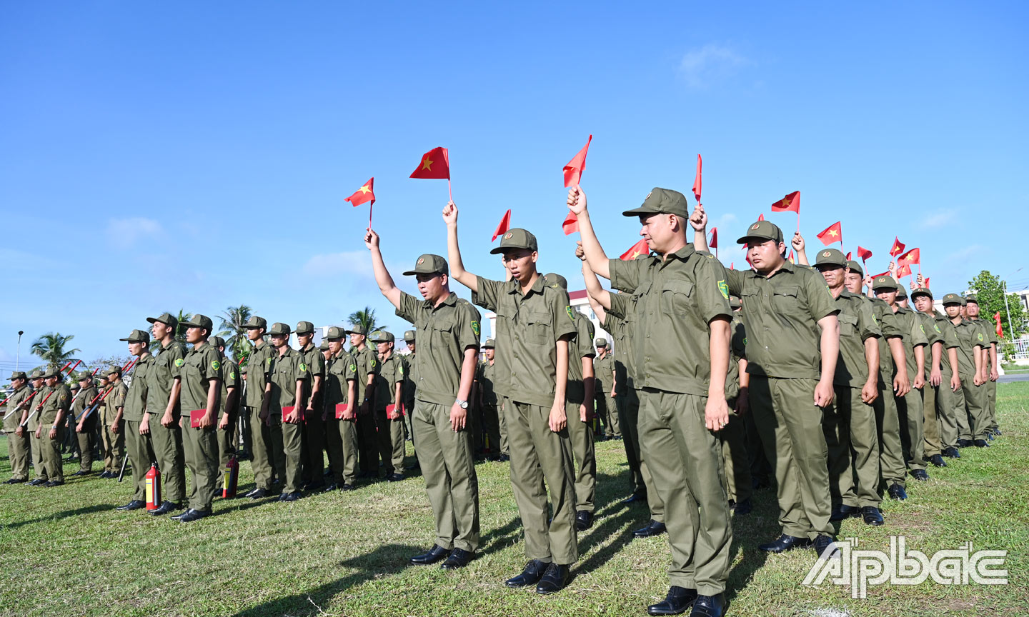 Huấn luyện chuẩn bị cho Lễ ra mắt Lực lượng tham gia bảo vệ ANTT ở cơ sở tại huyện Gò Công Tây. 			                           Ảnh: DUY NHỰT