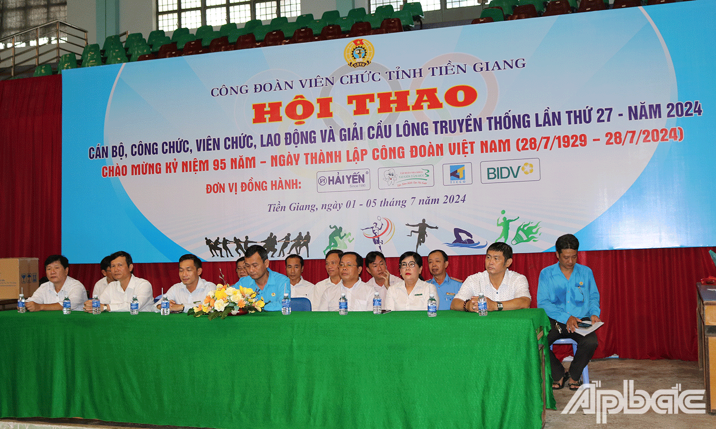 Đại biểu tham dự lễ khai mạc Hội thao