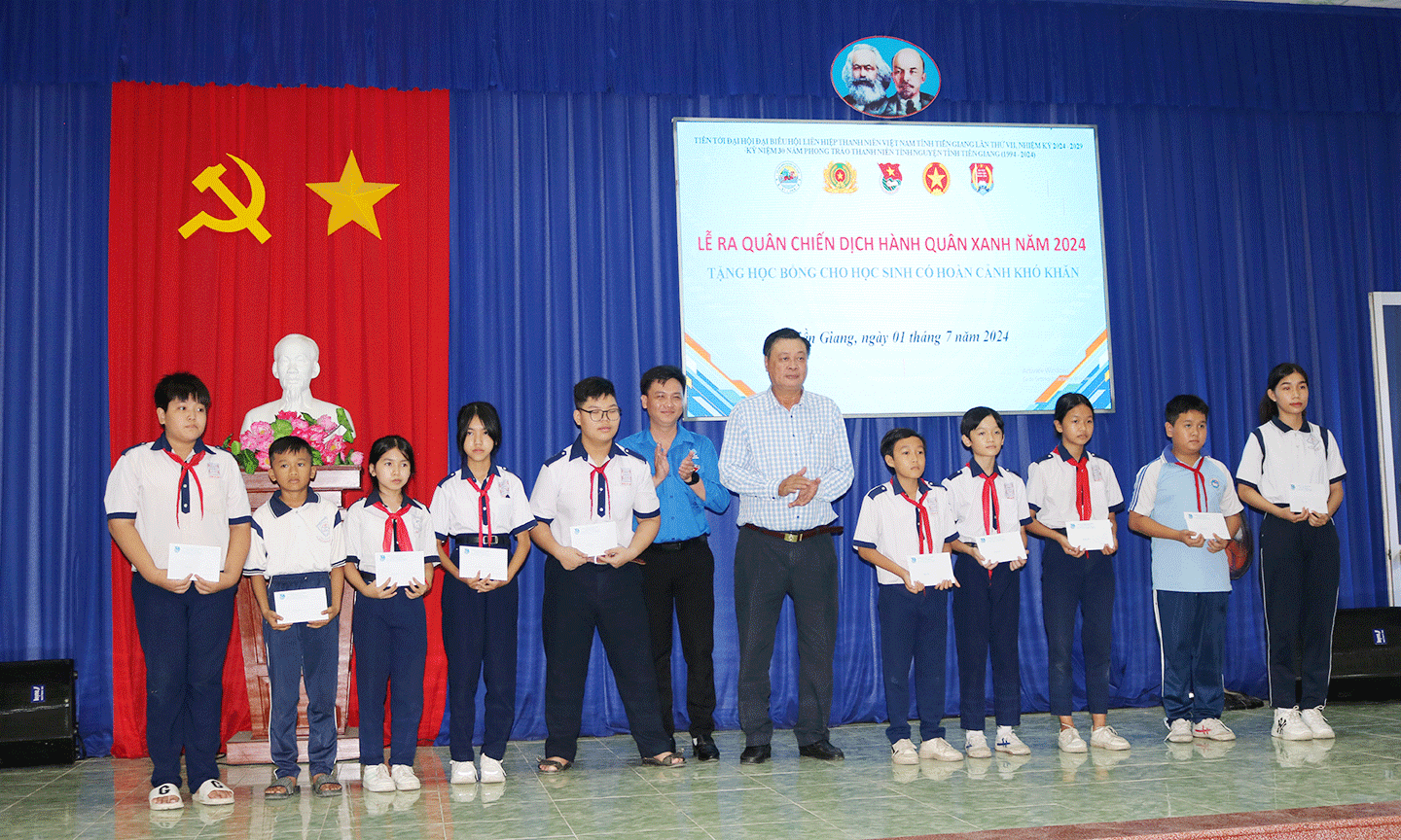 Trao tặng học bổng cho các em học sinh nghèo có hoàn cảnh khó khăn
