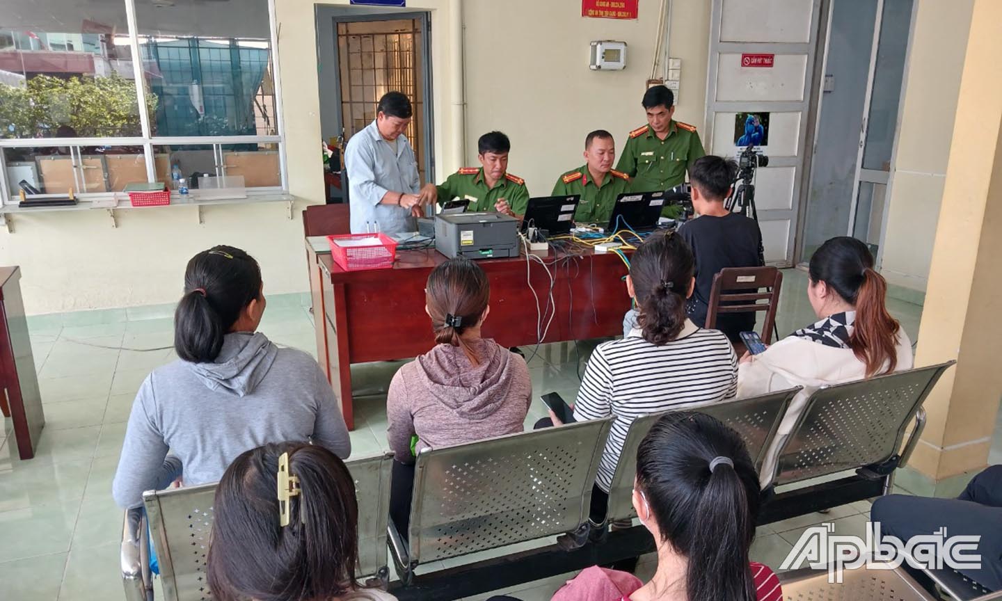 Chỉ huy Phòng Cảnh sát Quản lý hành chính về trật tự xã hội Công an tỉnh tiến hành kiểm tra công tác thu nhận hồ sơ cấp căn cước tại Công an huyện Châu Thành. Ảnh Thanh Hiếu