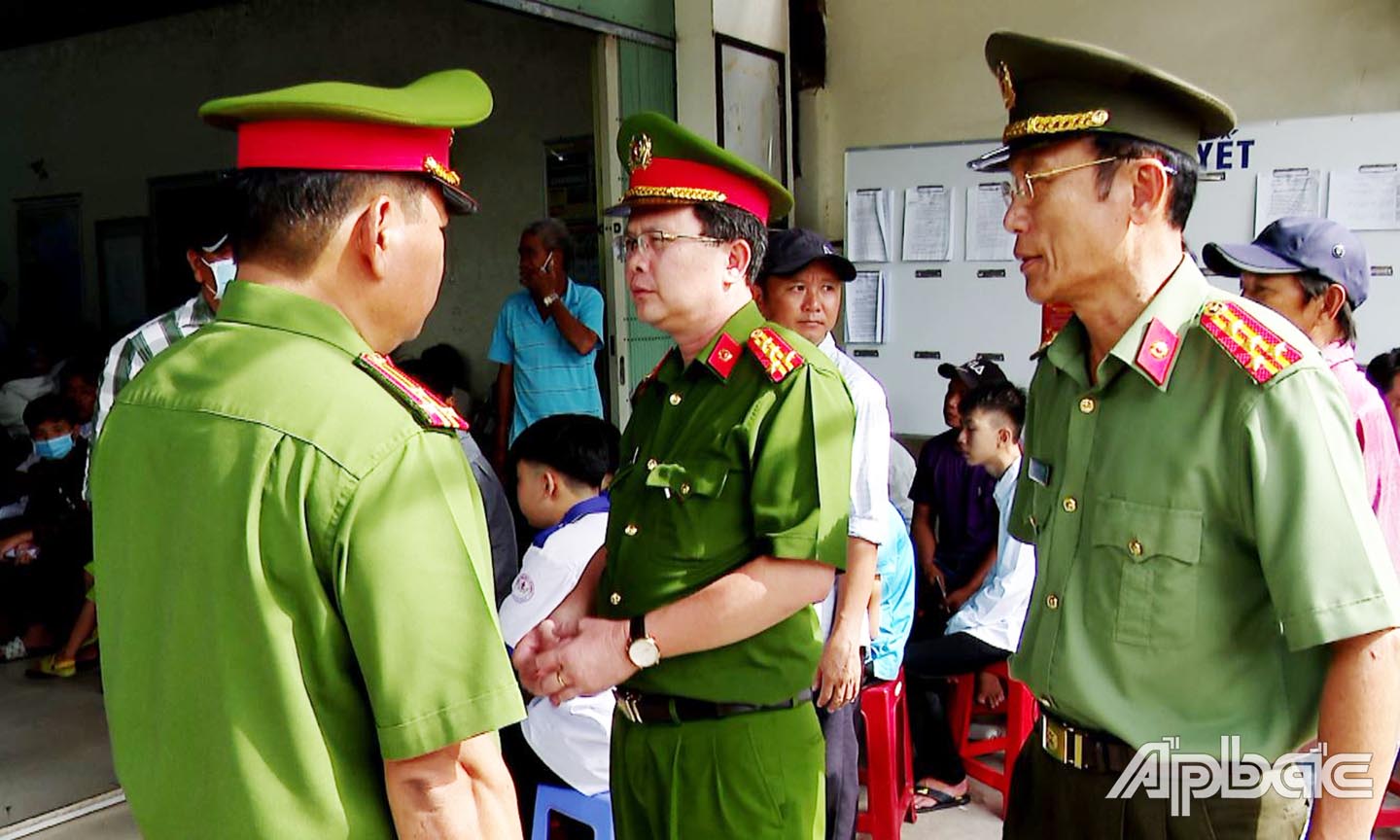 Đồng chí Đại tá Nguyễn Văn Nhựt – Giám đốc Công an tỉnh và đồng chí Đại tá Nguyễn Minh Tân – Phó Giám đốc Công an tỉnh kiểm tra công tác tổ chức thu nhận hồ sơ cấp căn cước tại Công an huyện Gò Công Tây. Ảnh Trọng Tín.