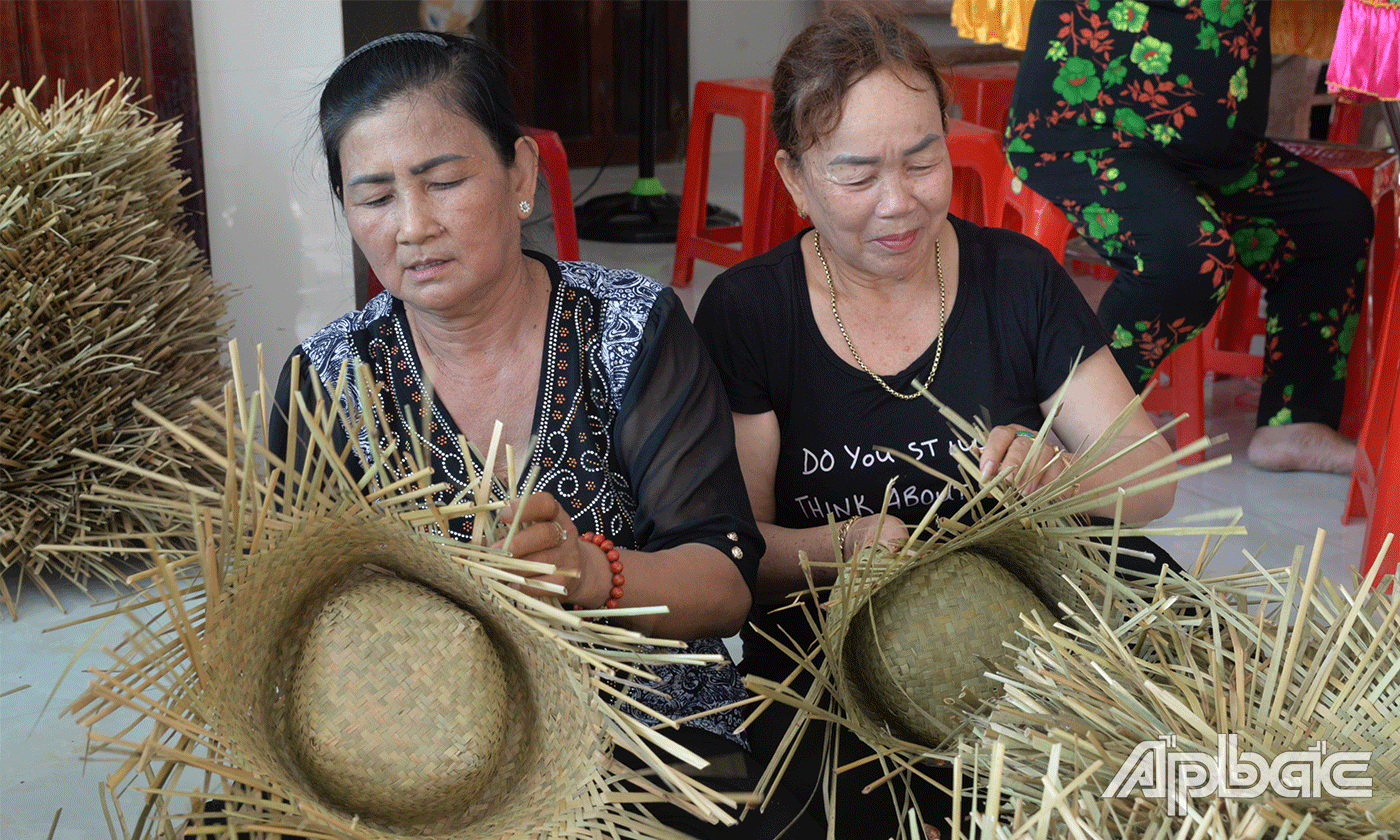 Nhiều phụ nữ đã gắn bó với nhề đan bàng hơn 40 năm.