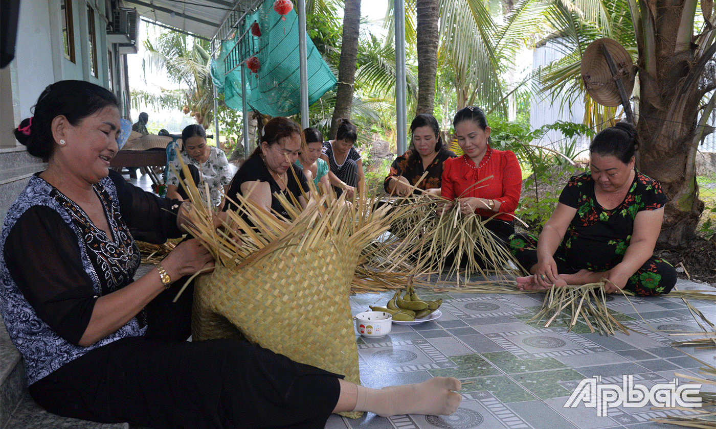 Tổ liên kết phụ nữ đan sản phẩm bàng ấp 3, xã Tân Hoà Thành tạo việc làm ổn định cho nhiều phụ nữ nông thôn.