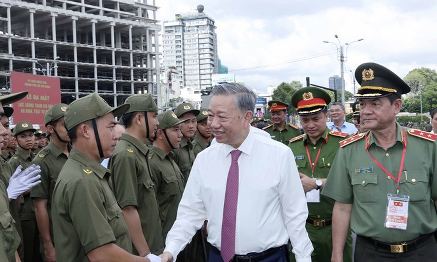 President To Lam meets with the public security and order protection force in Ho Chi Minh City. (Photo: VNA).