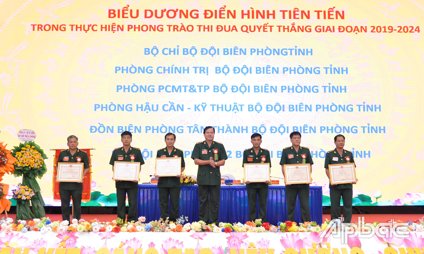 Thùy ủy quyền Chủ tịch UBND tỉnh, Đại tá Trần Văn Le, Chỉ huy trưởng Bộ Chỉ huy BĐBP Tiền Giang trao Bằng khen UBND tỉnh cho các tập thể thành tích xuất sắc trong Phong trào Thi đua Quyết thắng giai đoạn 2019 - 2024 của BĐBP Tiền Giang