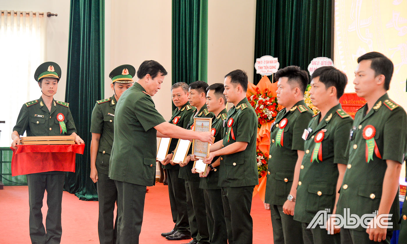 Thùy ủy quyền Chủ tịch UBND tỉnh, Đại tá Trần Văn Le, Chỉ huy trưởng Bộ Chỉ huy BĐBP Tiền Giang trao Bằng khen UBND tỉnh cho các tcá nhân có thành tích xuất sắc trong Phong trào Thi đua Quyết thắng giai đoạn 2019 - 2024 của BĐBP Tiền Giang.