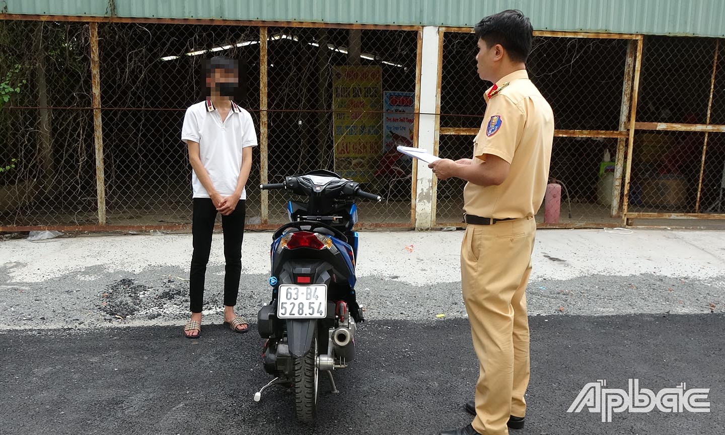 Nguyễn Đăng Khôi cùng phương tiện vi phạm. Ảnh Trọng Tín