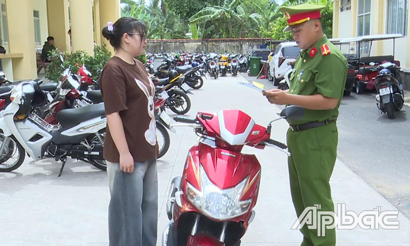 Trao trả tài sản cho đối tượng.