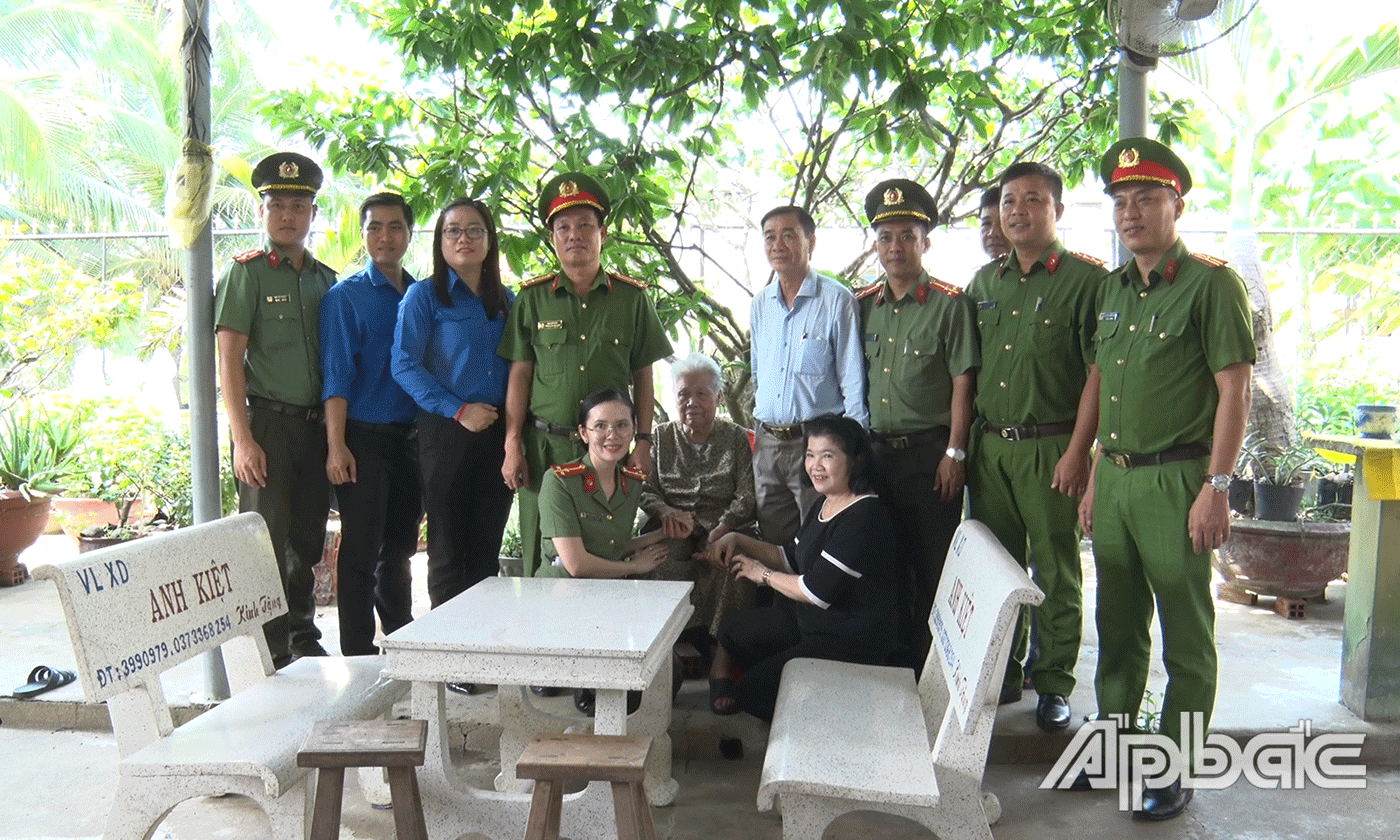 Thăm tặng quà gia đình chính sách.