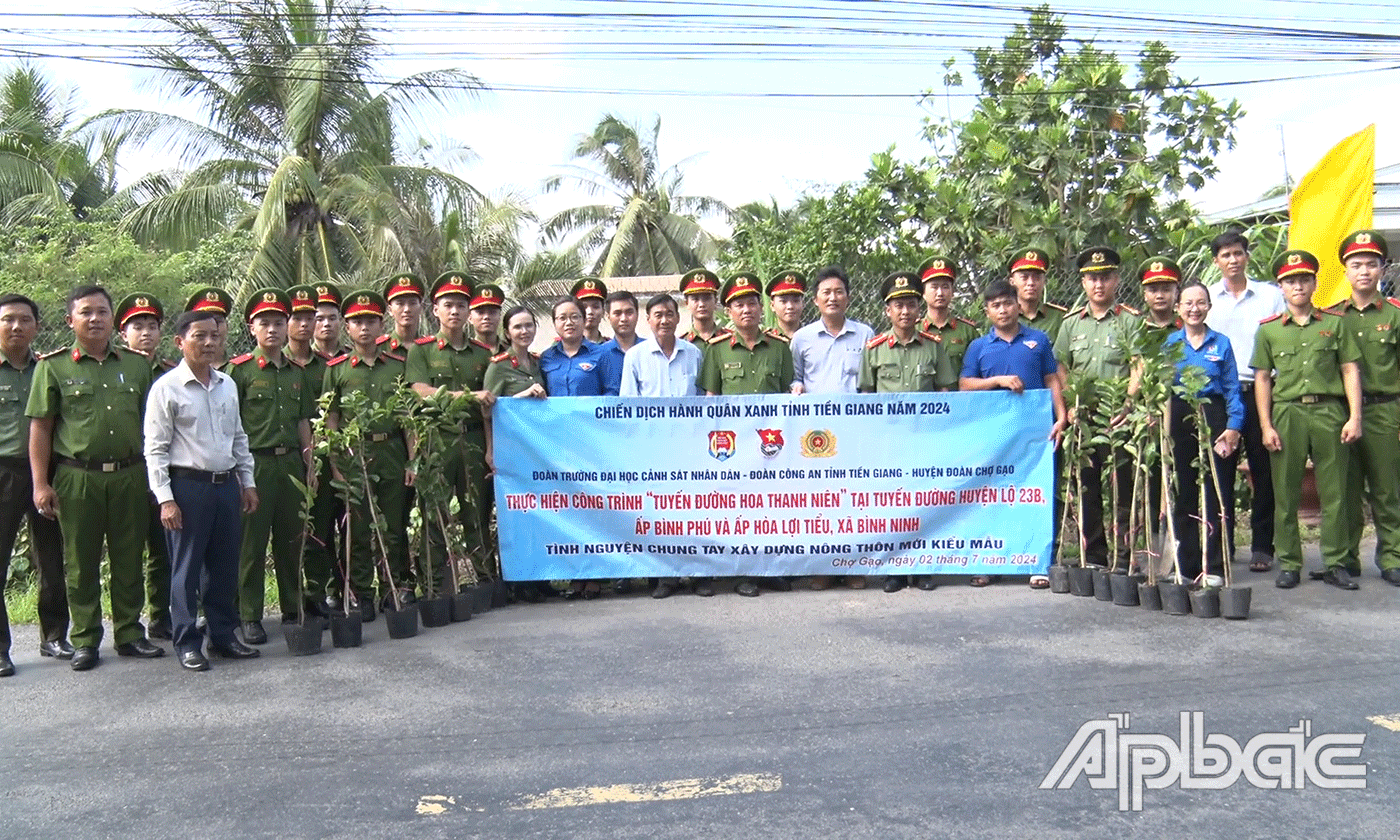 Thực hiện công trình thanh niên.