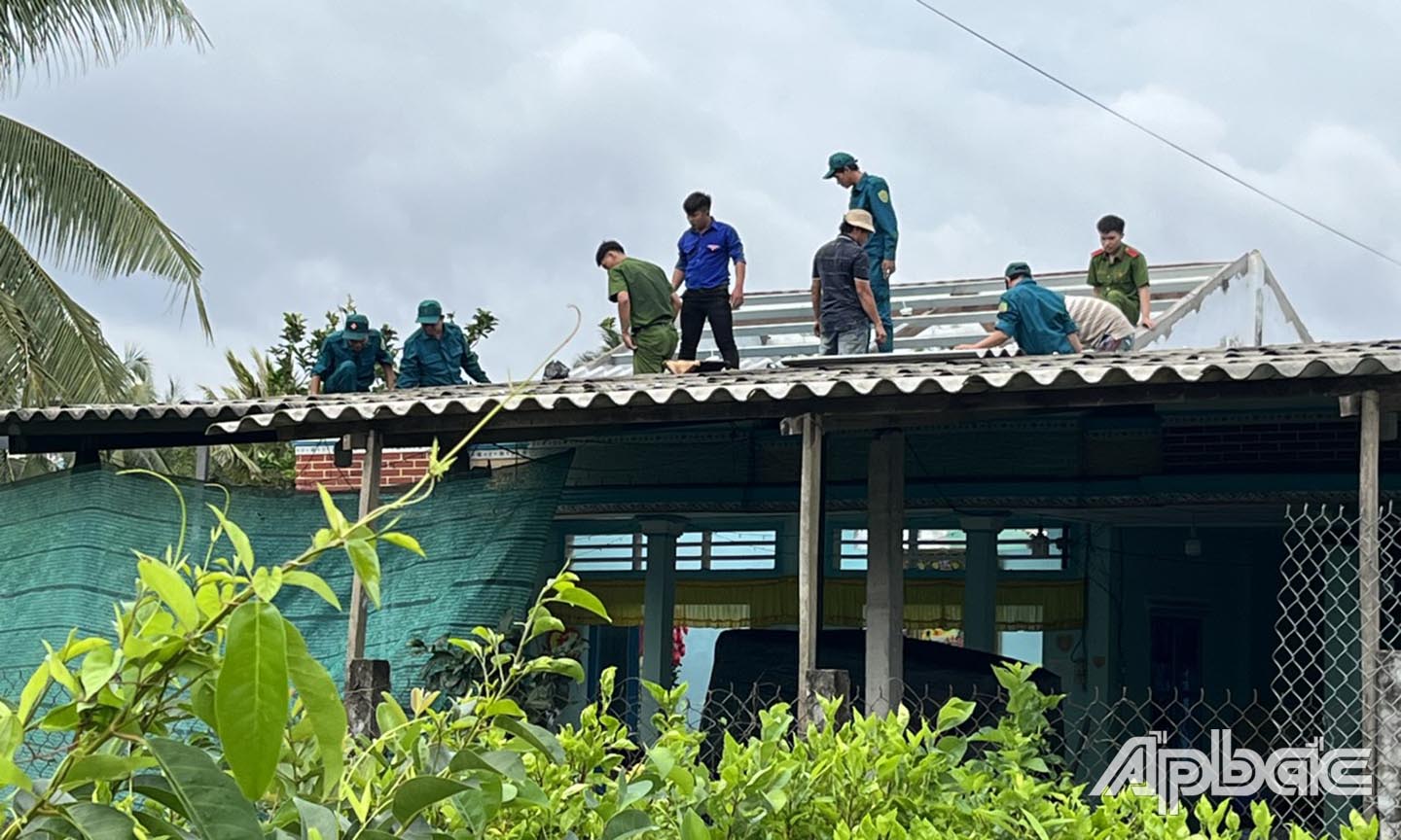 Khắc phục hậu quả lốc xoáy trên địa bàn huyện Chợ Gạo.