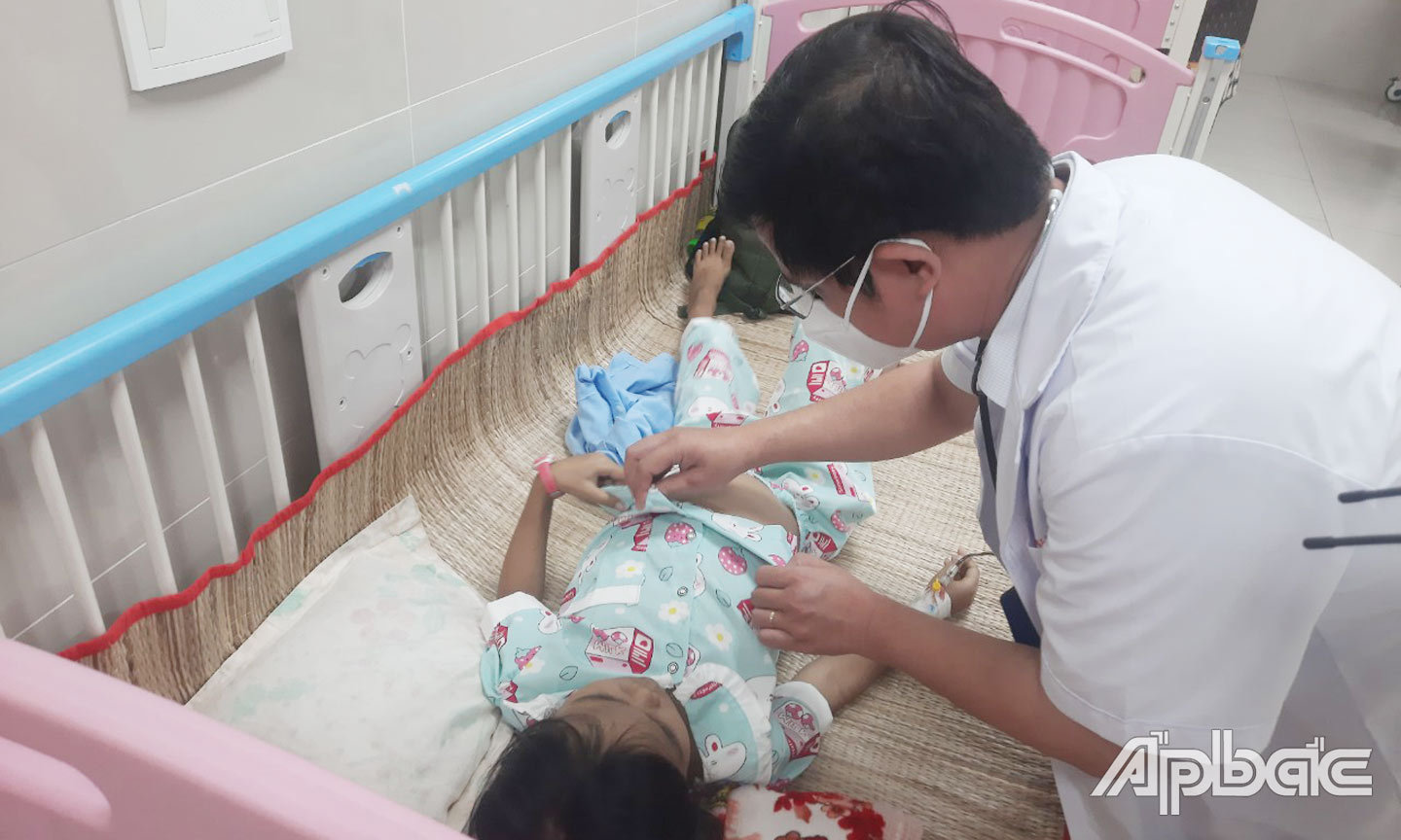 Bác sĩ Chuyên khoa 2 Lê Tấn Giàu thăm khám cho bệnh nhi mắc thalassemia thể nặng đang điều trị tại Bệnh viện Đa khoa tỉnh Tiền Giang.