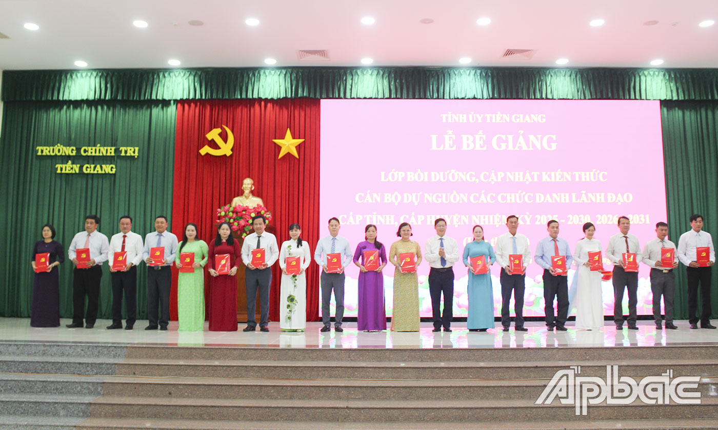 Phó Chủ tịch Thường trực HĐND tỉnh Trần Thanh Nguyên cùng Tổ đại biểu HĐND huyện tham dự buổi tiếp xúc cử tri. 