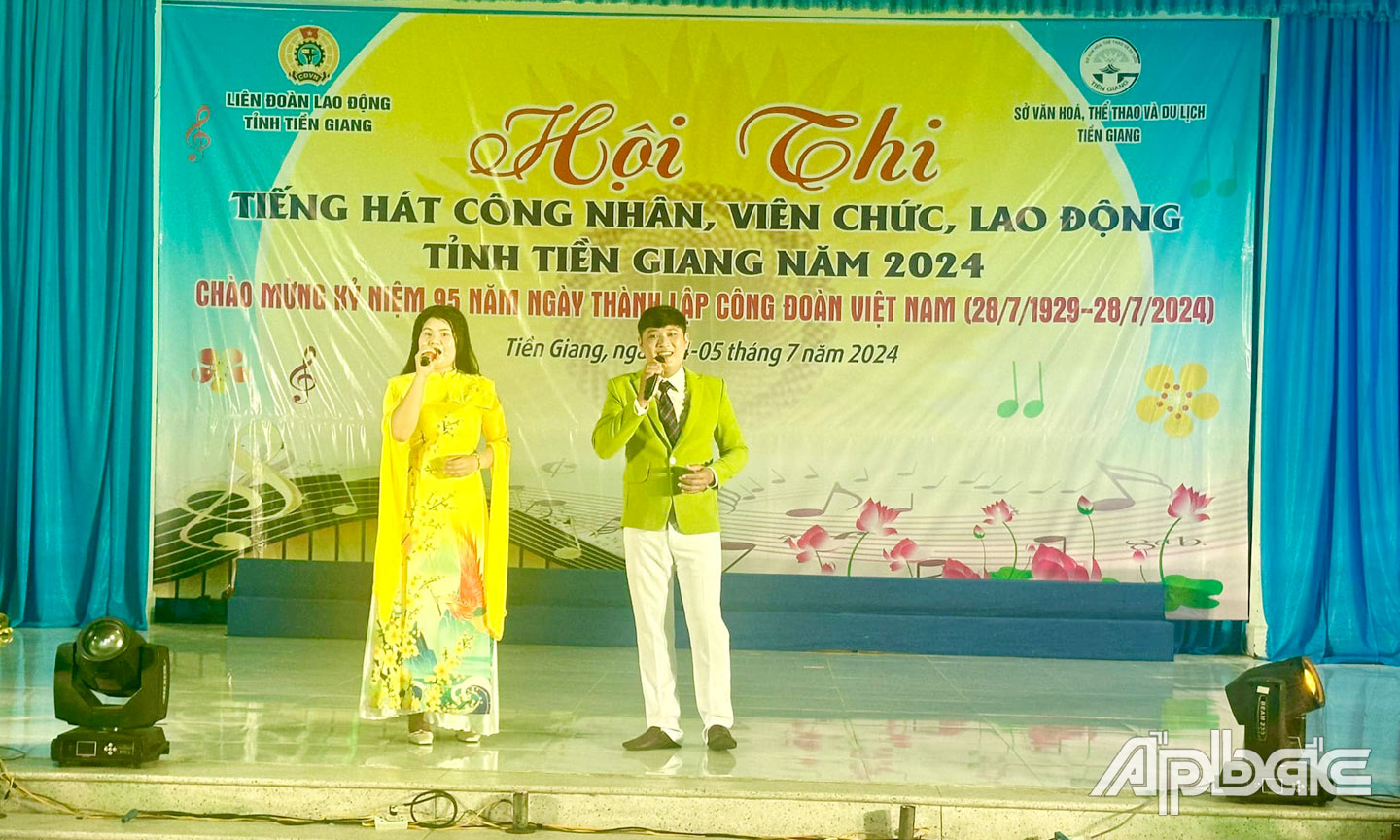 Tiết mục song ca trong Hội thi Tiếng hát CNVCLĐ năm 2024.