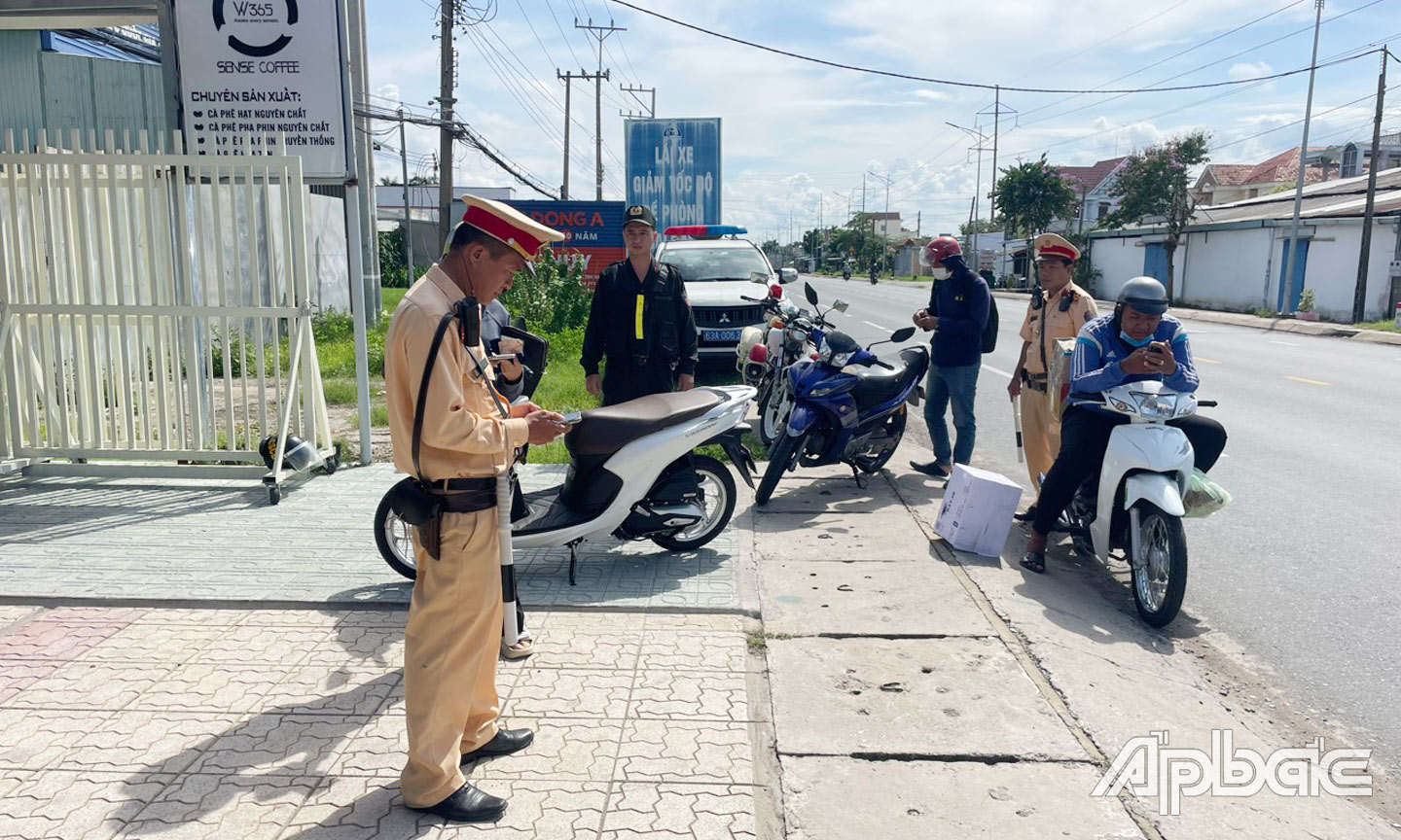 CSGT Công an tỉnh Tiền Giang hướng dẫn người dân tích hợp các giấy tờ vào tài khoản định danh điện tử VNeID. Ảnh: Lê Hoài