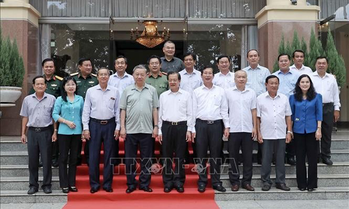 President To Lam and officials of An Giang province in a group photo on July 6. (Photo: VNA)