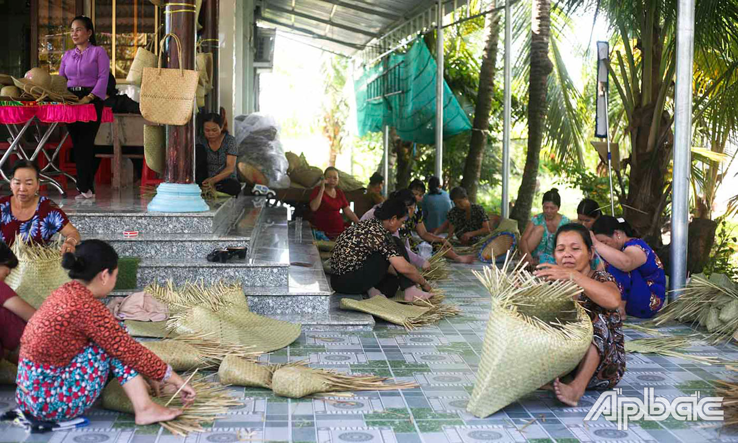 Các người thợ đang đan các sản phẩm từ cây bàng.