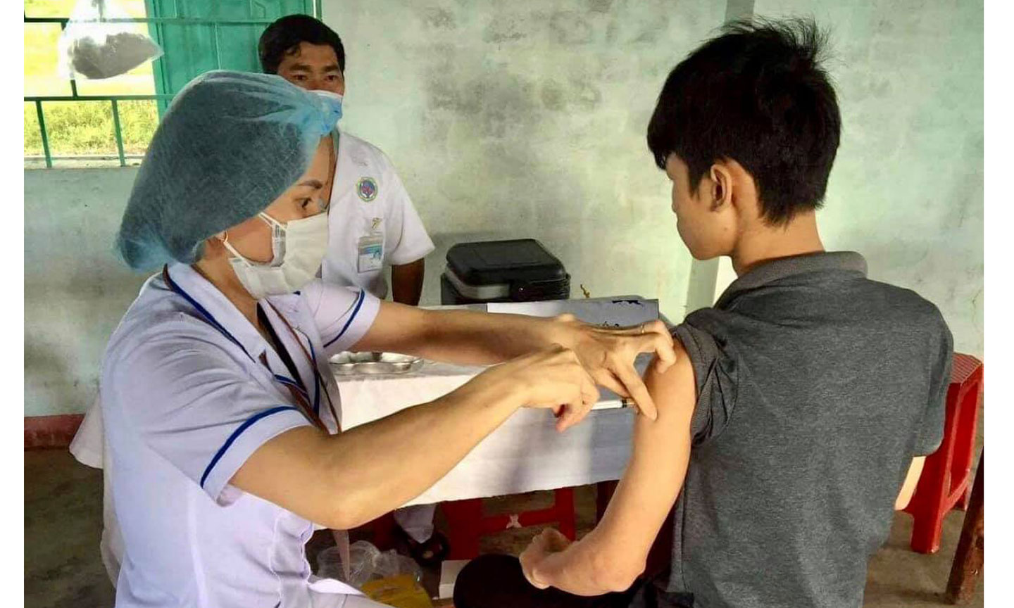 Tiêm vaccine phòng bệnh bạch hầu cho người dân tại các ổ dịch trước đó. Ảnh: BYT