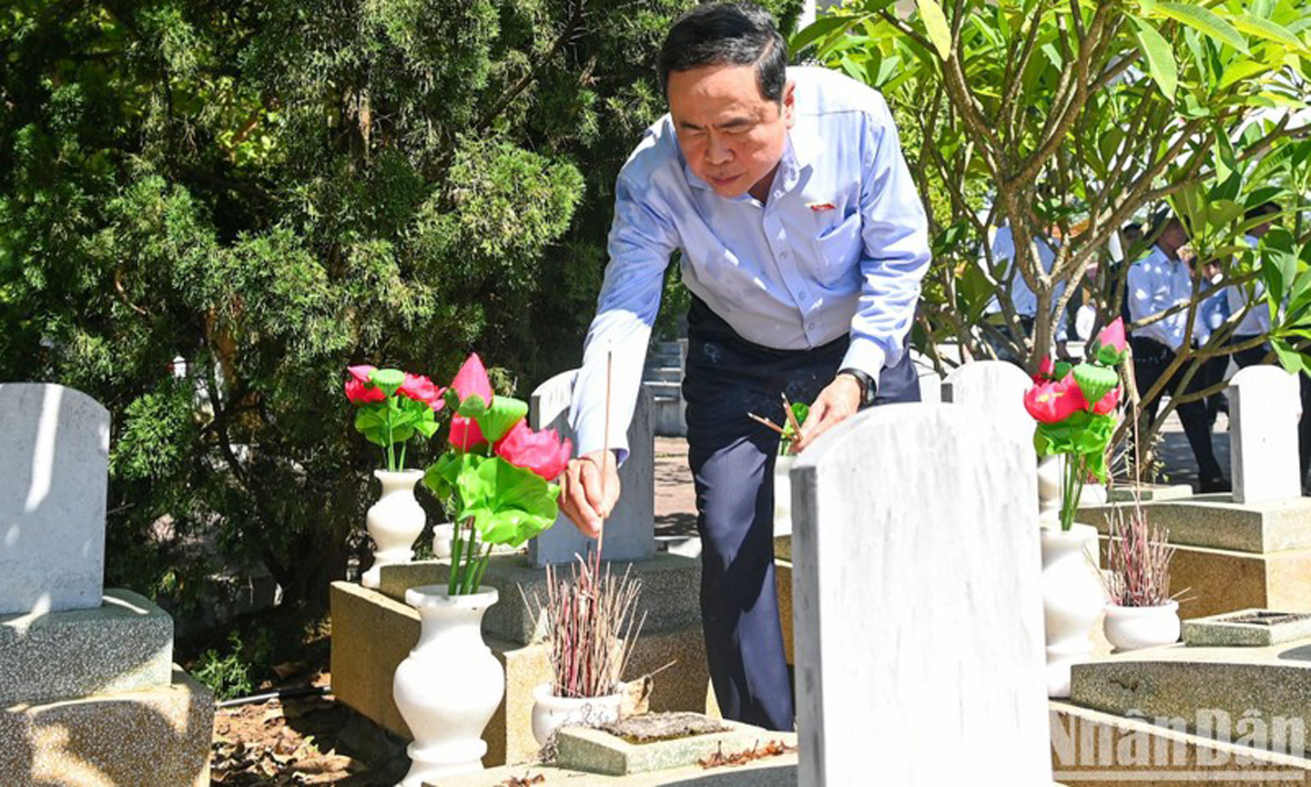 Cemetery. (Photo: Duy Linh).