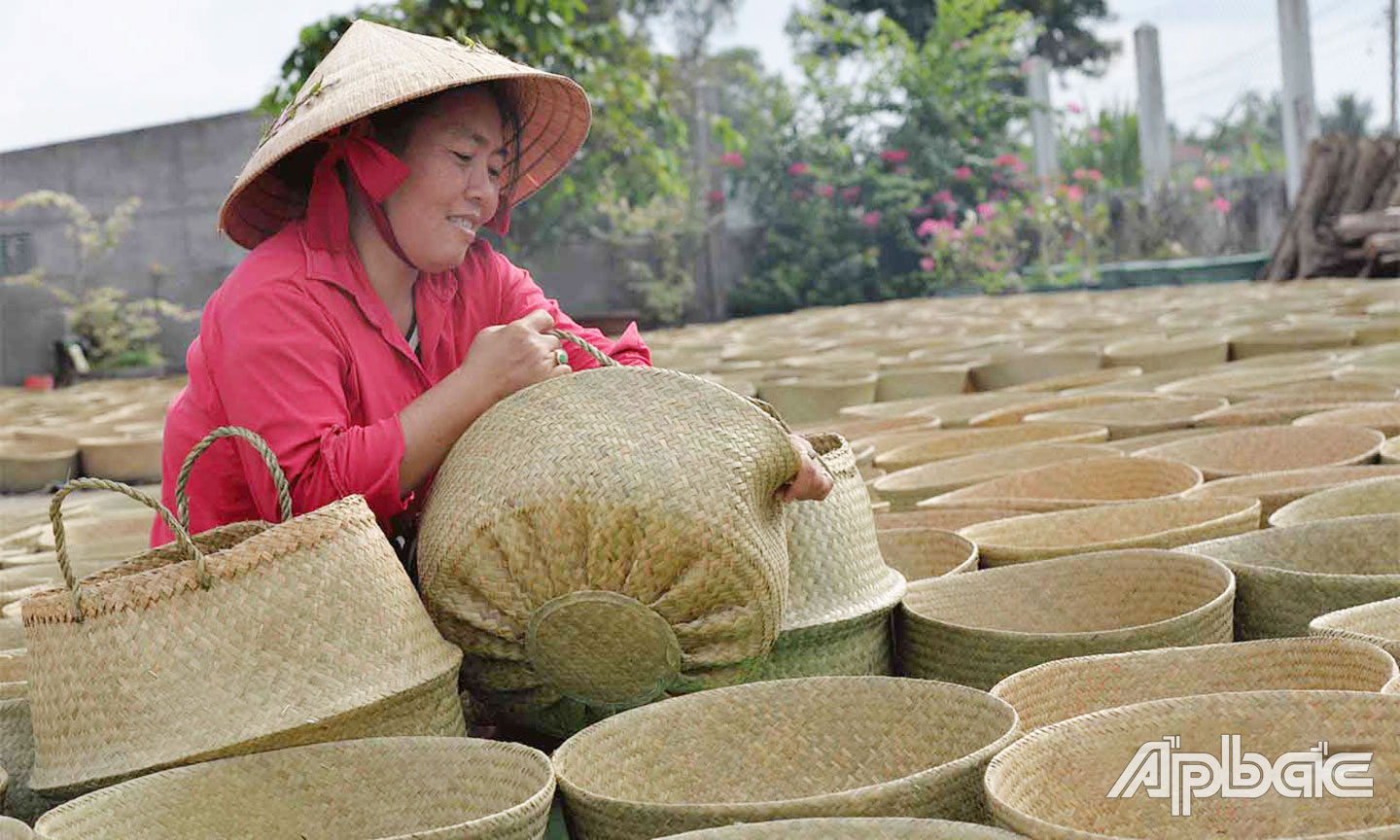  Nghề đan nón bàng buông mang lại thu nhập ổn định cho người dân ở xã Tân Hòa Thành.               Ảnh: PHƯƠNG MAI