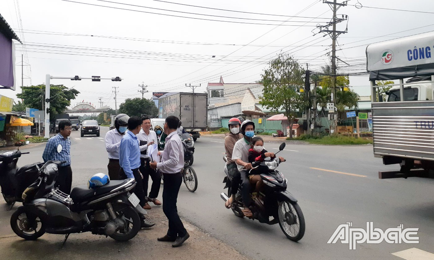 các đơn vị liên quan khảo sát để đề xuất đầu tư đèn chiếu sáng Quốc lộ 50 đoạn qua huyện Chợ Gạo