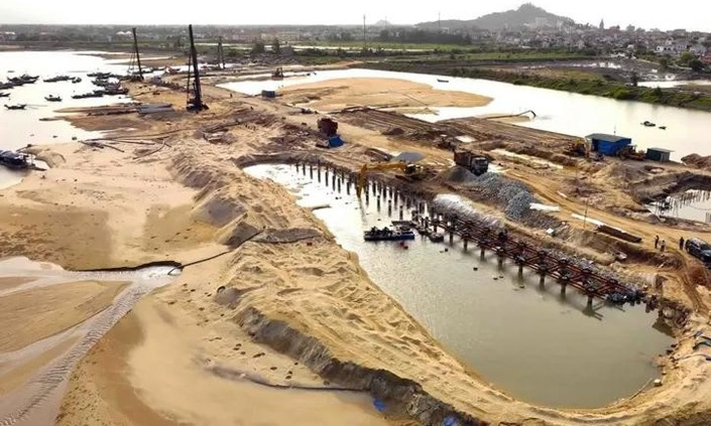 An underway project at Cua Nhuong fishing port, Cam Nhuong commune, Cam Xuyen district, Ha Tinh province (Photo: VNA).