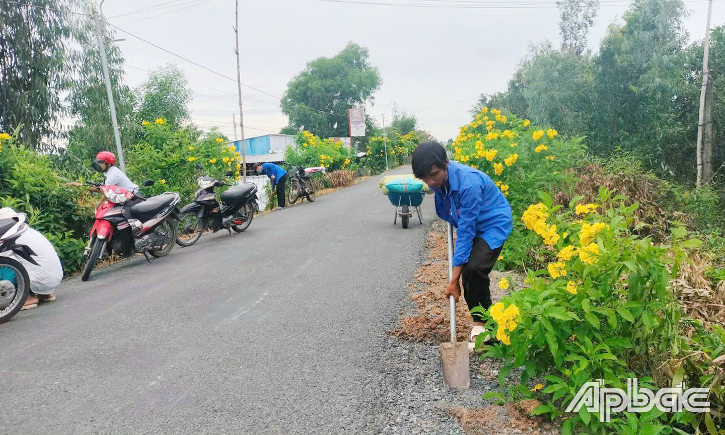 Ủy ban MTTQ huyện Tân Phước và các tổ chức thành viên đã thực hiện tốt công tác vận động người dân, hội viên, đoàn viên tham gia xây dựng NTM. Ảnh: Đoàn viên xã Tân Hòa Đông tham gia trồng cây xanh hai bên đường giao thông.