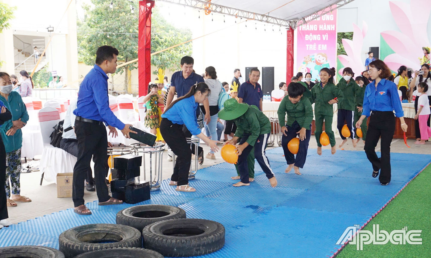 Các em học sinh tham gia trò chơi tại Ngày Olympic trẻ em.