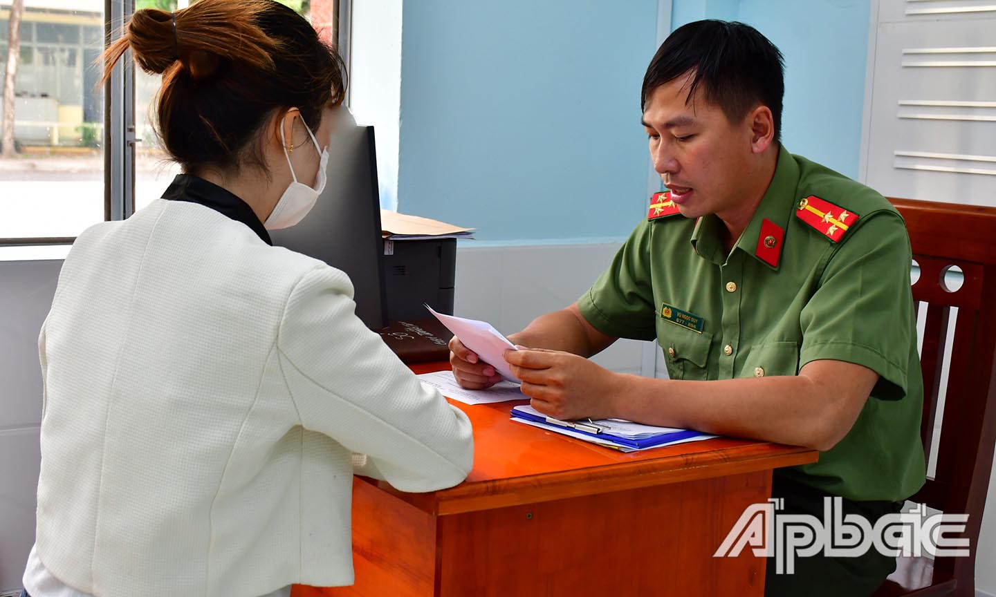 Phòng An ninh mạng và phòng, chống tội phạm sử dụng công nghệ cao triển khai quyết định xử phạt hành chính trường hợp đăng tin sai sự thật trên mạng xã hội. Ảnh Trọng Tín