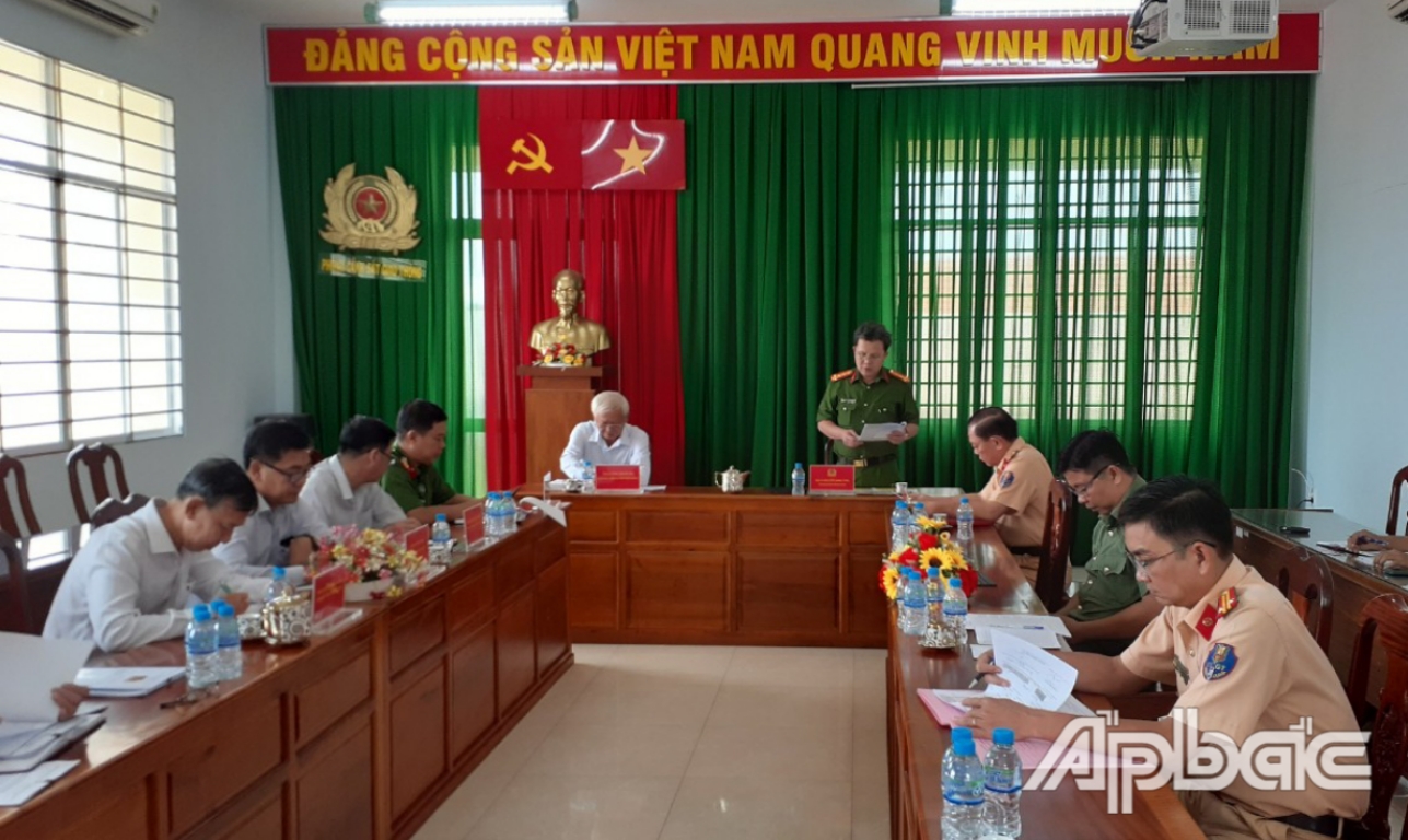 Đại tá Nguyễn Minh Tân, Phó Giám đốc Công an tỉnh, thành viên Ban ATGT tỉnh Tiền Giang phát biểu tại buổi làm việc.