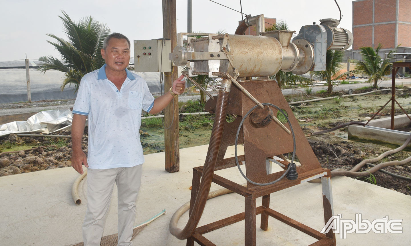 Anh Lê Trọng Nghĩa và máy phát điện (500 HP) chạy bằng khí biogas, mỗi tháng cung cung cho trang trại 5.000-6.000 kWh điện thương phẩm