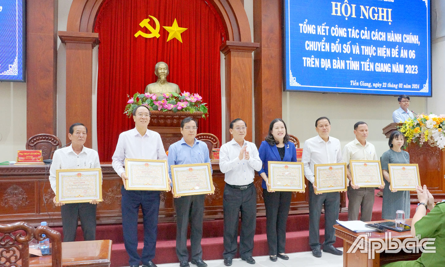 Chủ tịch UBND tỉnh Tiền Giang Nguyễn Văn Vĩnh tặng Bằng khen cho UBND huyện Cai Lậy (bìa trái) vì đã có thành tích xuất sắc trong thực hiện chuyên đề thi đua “Đẩy mạnh CCHC” năm 2023.