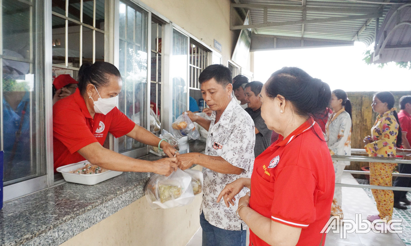 Bếp ăn từ thiện tại Bệnh viện Đa khoa khu vực Gò Công phát các suất ăn miễn phí cho bệnh nhân đang điều trị tại bệnh viện. 