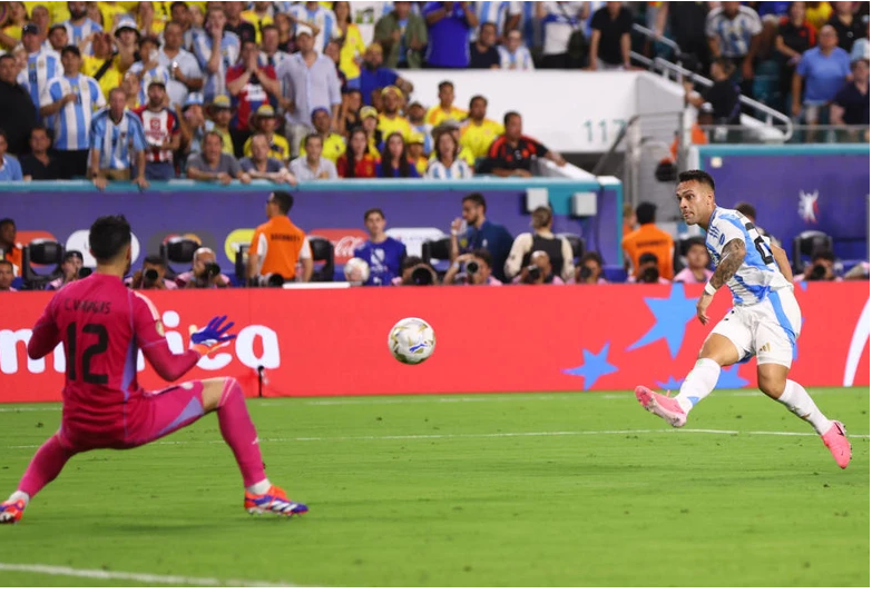 Lautaro Martinez ấn định chiến thắng 1-0 cho Argentina. (Ảnh: Marca)