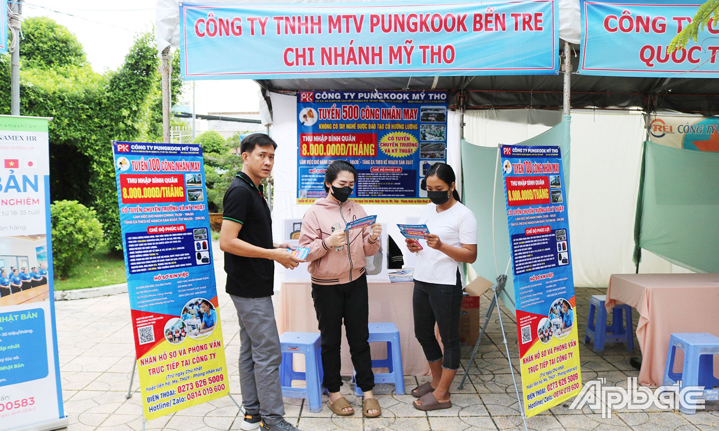 Công ty TNHH MTV Pungkook Bến Tre - Chi nhánh Mỹ Tho (Cụm công nghiệp  Tân Mỹ Chánh, TP. Mỹ Tho) tham gia tuyển dụng lao động tại Ngày hội Việc làm.