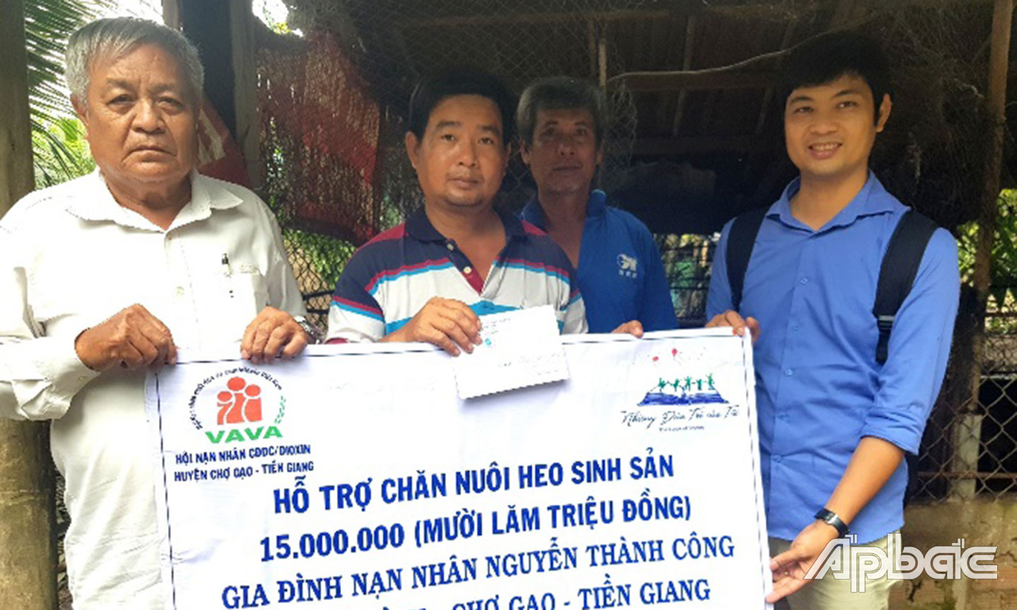 Hội NNCĐDC huyện Chợ Gạo và nhà tài trợ trao vốn nuôi heo sinh sản cho hộ ông Nguyễn Thành Công, NNCĐDC xã  Song Bình.