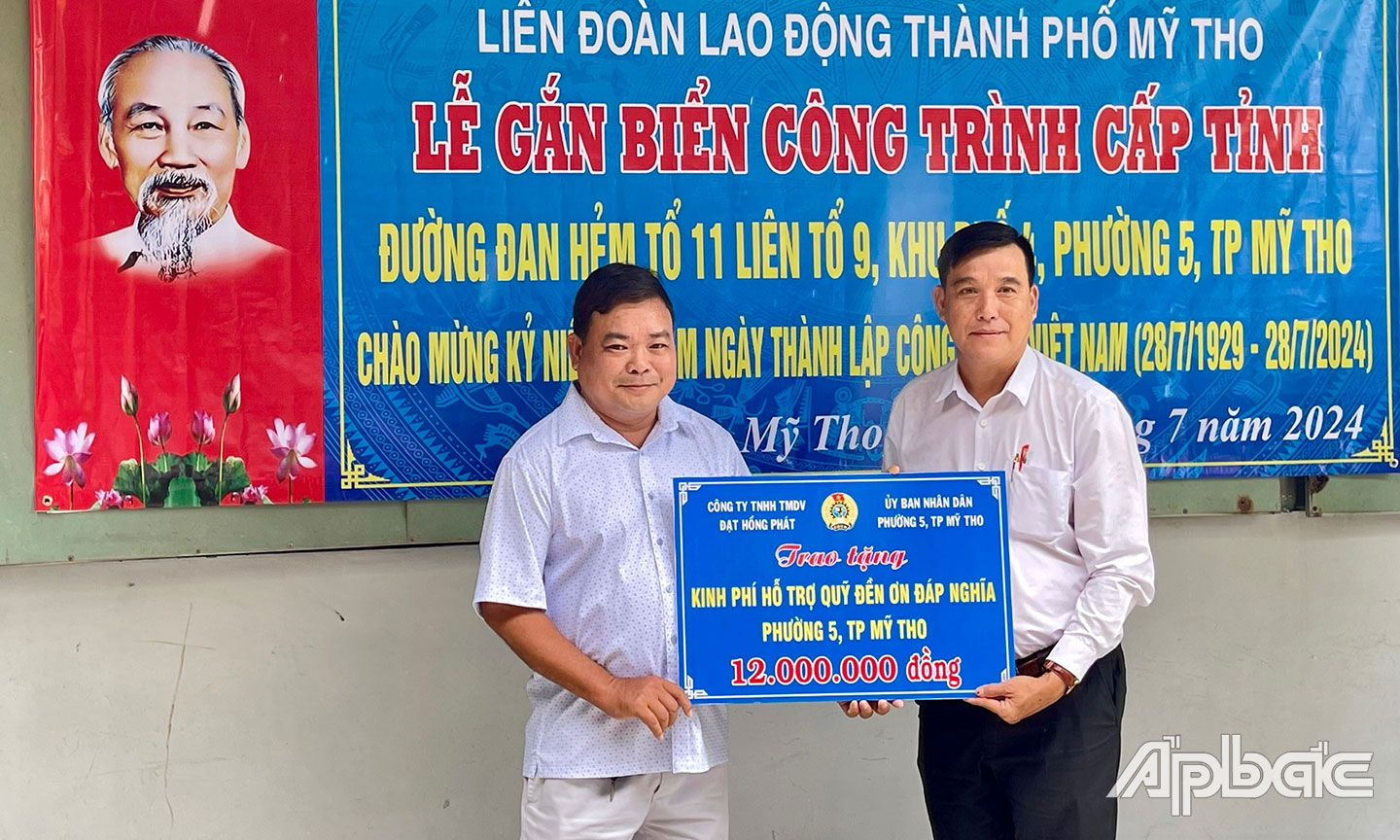 Trao tặng kinh phí hỗ trợ Quỹ “Đền ơn đáp nghĩa” cho  UBND phường 5.