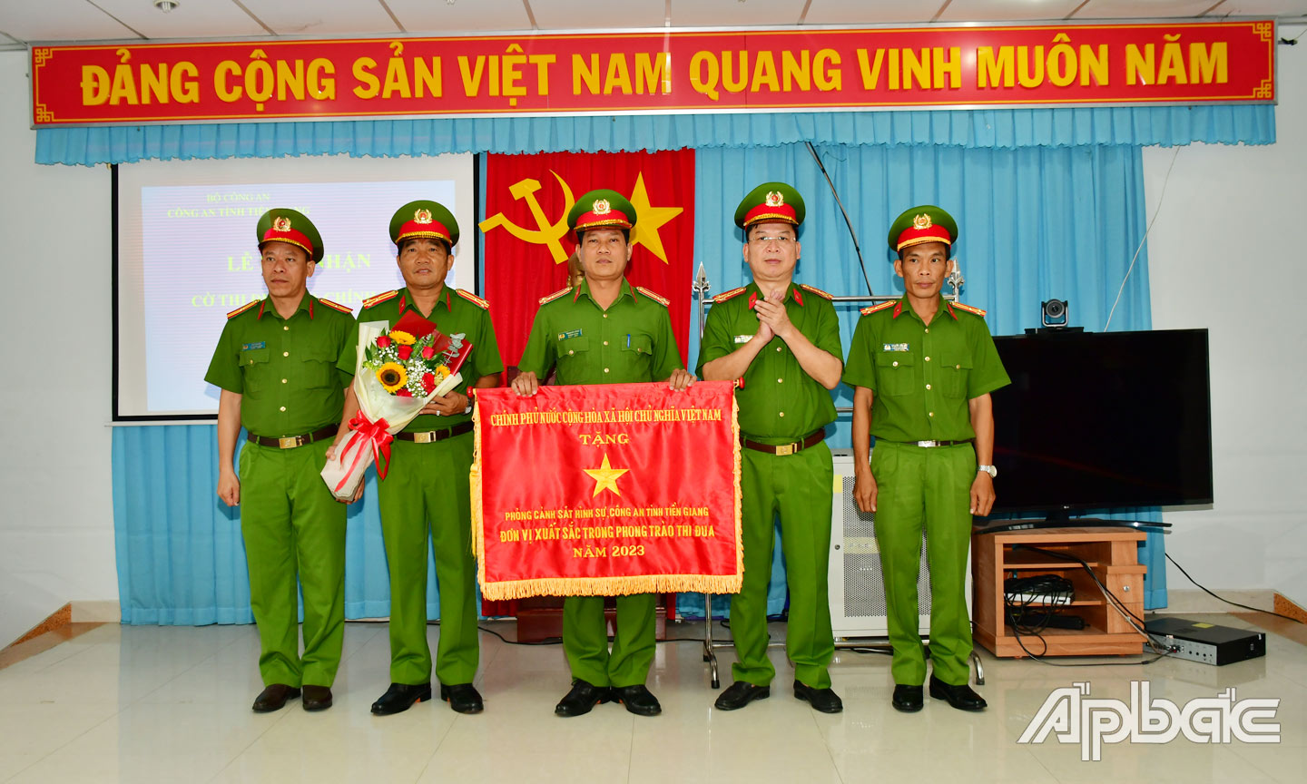 Đại tá Nguyễn Văn Lộc, Phó Giám đốc Công an tỉnh Tiền Giang trao Cờ thi đua của Chính phủ tặng Phòng Cảnh sát hình sự.