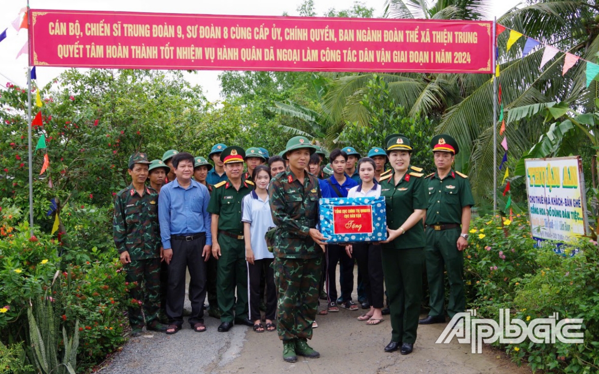 Đại tá Phùng Thị Phú trao tặng quà động viên cán bộ, chiến sĩ Sư đoàn 8 hoàn thành tốt nhiệm vụ về nguồn làm công tác Dân vận.