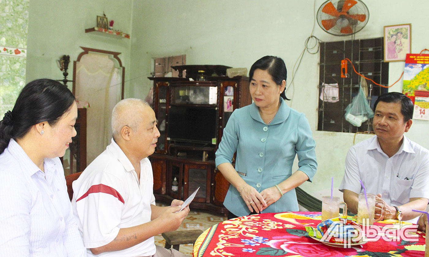 Đồng chí Châu Thị Mỹ Phương thăm, tặng quà ông Huỳnh Thanh Vân, sinh năm 1966, (thương binh hạng 2/4), ngụ ấp Tân Phú 2, xã Tân Lý Đông (huyện Châu Thành).