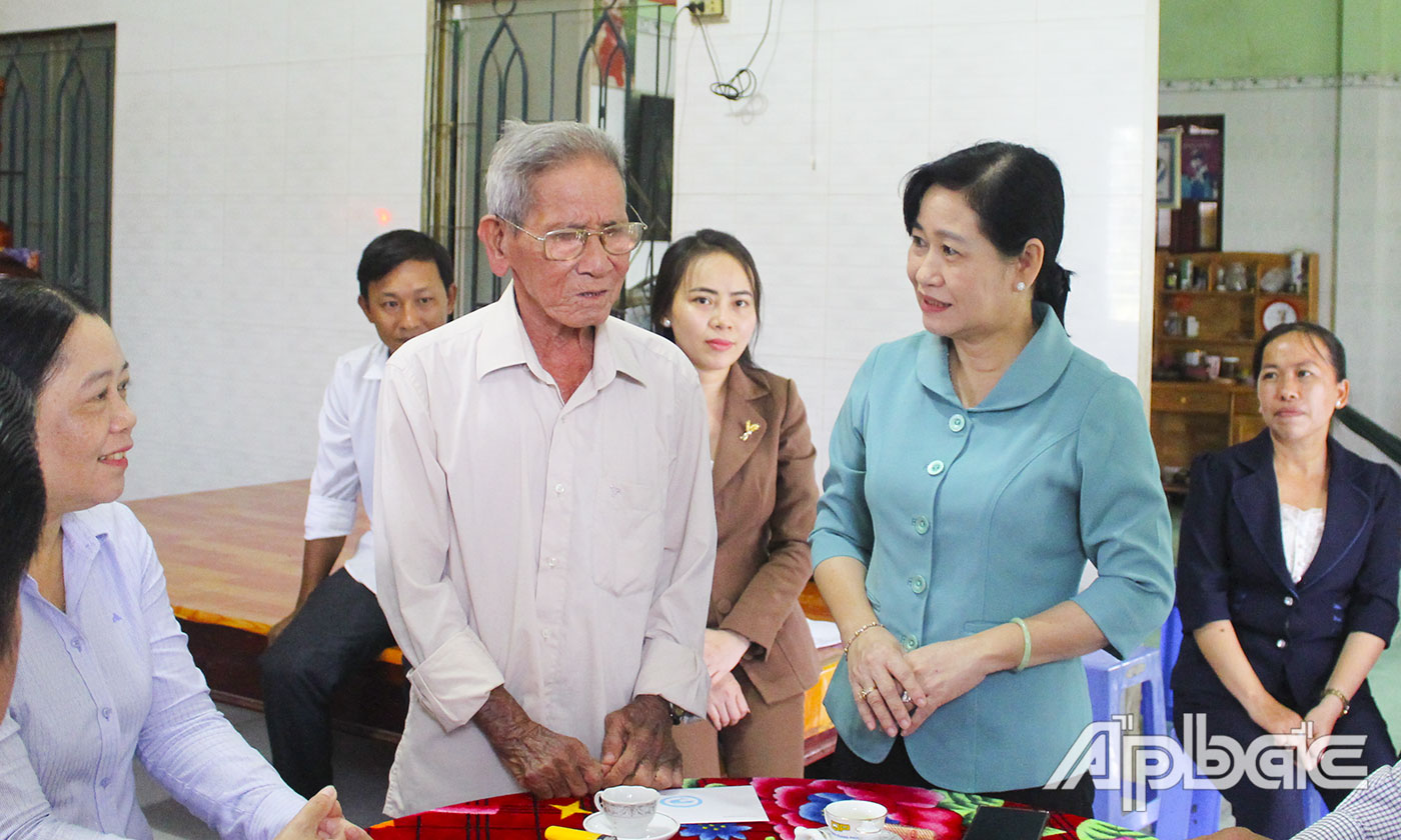 Đồng chí Châu Thị Mỹ Phương thăm, tặng quà ông Huỳnh Thanh Vân, sinh năm 1966, (thương binh hạng 2/4), ngụ ấp Tân Phú 2, xã Tân Lý Đông (huyện Châu Thành).