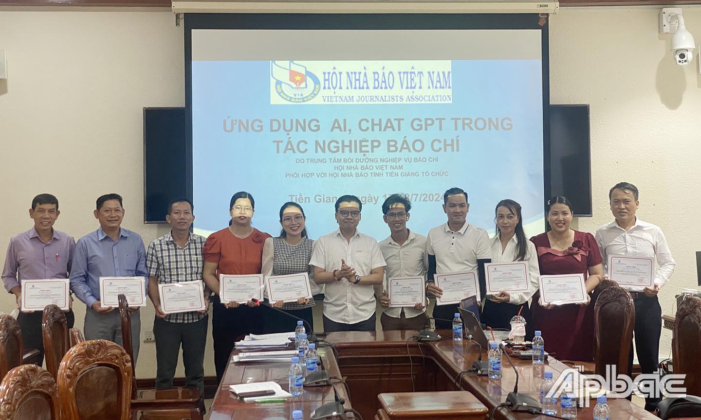 Trao chứng nhận cho các học viên.